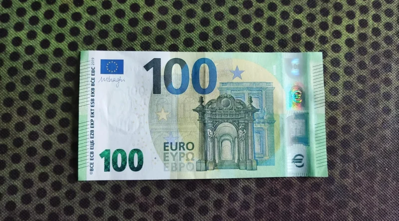 Qeveria në detyrë ndan nga 100 euro për studentët