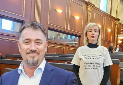 “O flaka ju daltë krejt juve…” – Vajza e Sami Lushtakut i reagon deputetes së VV-së Adriana Matoshit
