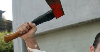 E rëndë: Djali dyshohet se goditi me sëpatë babain në Deçan